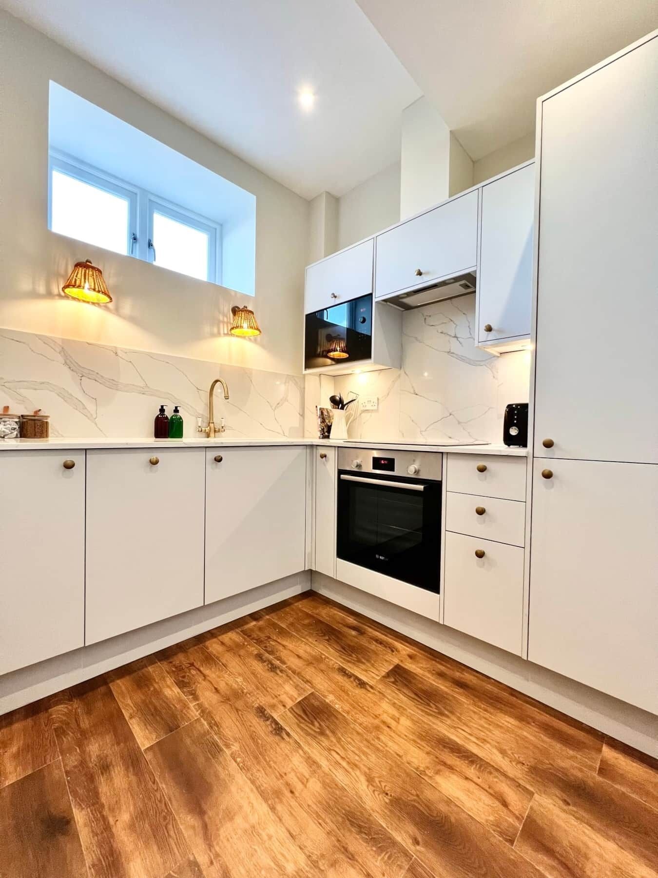 Refrigerador, microondas, horno y lavavajillas 