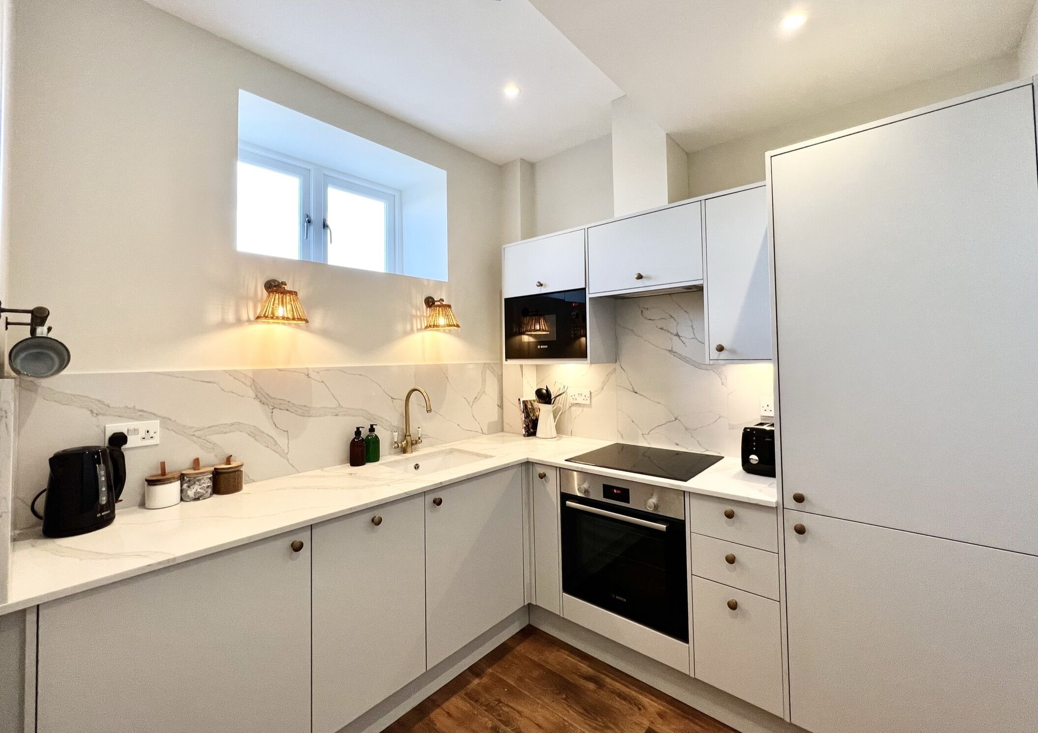 Kjøleskap, mikrobølgeovn, ovn og oppvaskmaskin