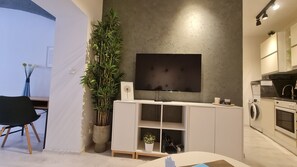 Leilighet – city, 1 soverom, tekjøkken | 1 soverom, blendingsgardiner, strykejern/-brett og wi-fi (inkludert)