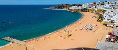 Ubicación a pie de playa, tumbonas y toallas de playa