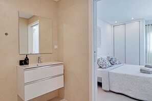 2 chambres, coffres-forts dans les chambres, bureau