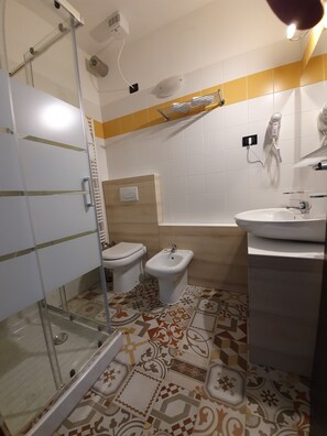 Classic Room | Bathroom | Shower, hair dryer, towels - Aquasole (Mercallo)