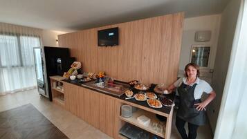 Free daily buffet breakfast