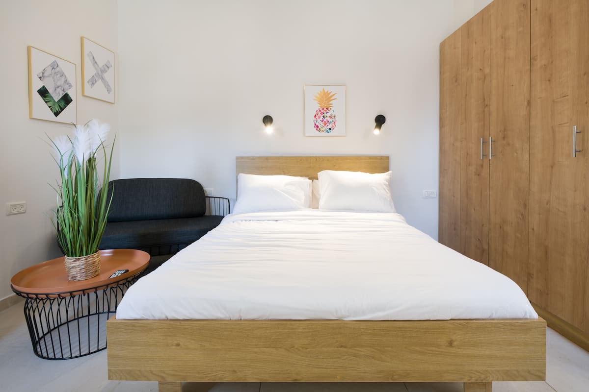 Escritorio, wifi gratis y ropa de cama