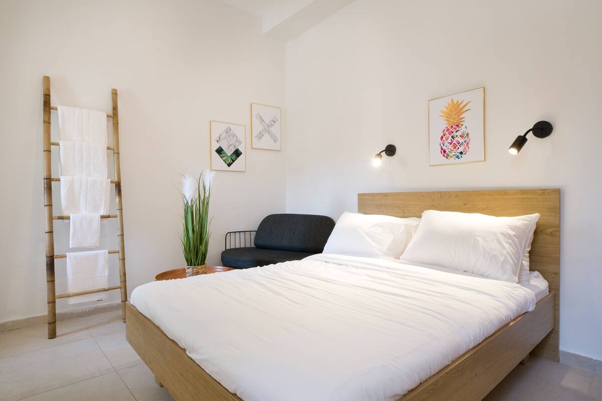 Escritorio, wifi gratis y ropa de cama