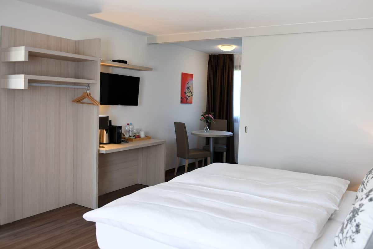 Family Room | Down duvets, desk, laptop workspace, free WiFi