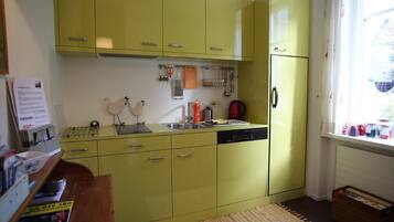 Réfrigérateur, lave-vaisselle, cafetiÚre/bouilloire, grille-pain