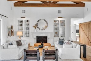 Smart TV, chimenea, estéreo y oficina 