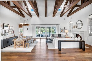 Smart TV, fireplace, stereo, offices