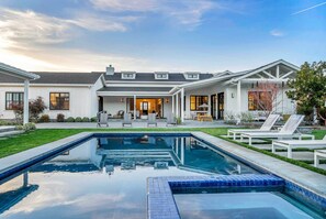 A heated pool - Modern Farmhouse Near Sonoma (Sonoma)