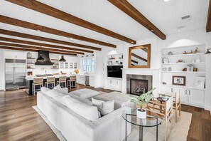 TV connectée, cheminée, chaîne hi-fi, espaces bureaux