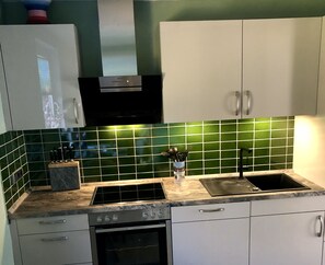 Kühlschrank, Ofen, Geschirrspüler, Wasserkocher mit Kaffee-/Teezubehör