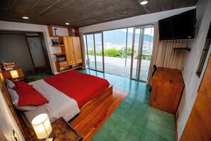 2 quartos, escrivaninha, ferros/tábuas de passar roupa