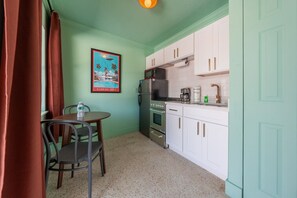 Fridge, microwave, oven, stovetop - 103 · ☀Pool✔ Kitchen✔ Beach✔ Self Checkin✔ Free Parking✔ (Clearwater)