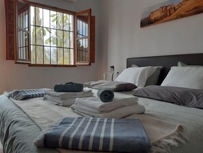 5 bedrooms, desk, iron/ironing board, free WiFi - Villa with private pool, 10 people, 5 bathrooms (Viñuela)