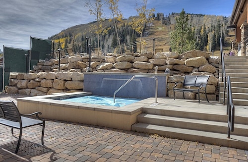 Peregrine Point Condo by Main Plaza - Walk to Slopes