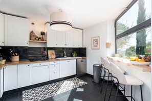 Een koelkast, een oven, een kookplaat, een vaatwasser