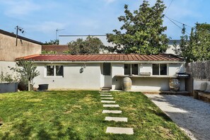 Exterior - House Lyon 8 / Parking / Garden / Petanque court (Lyon)