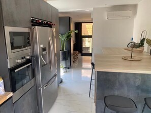 Fridge, microwave, oven, stovetop - House Lyon 8 / Parking / Garden / Petanque court (Lyon)
