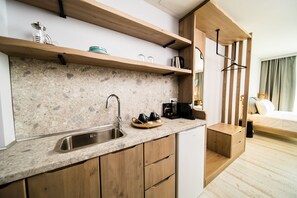 Interior - Superior two-bedrooms suite with seaview by KaliThea Suites (Νέος Μαρμαράς)