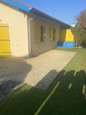 Property grounds - Quiet apartment rental (Saint-Julien-en-Born)