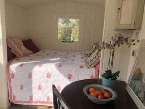 1 bedroom, bed sheets - Private Shepherd’s Hut (Chard)