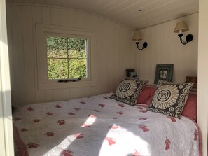 1 bedroom, bed sheets - Private Shepherd’s Hut (Chard)