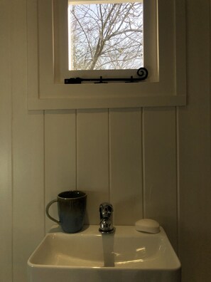 Shower, towels, soap, toilet paper - Private Shepherd’s Hut (Chard)