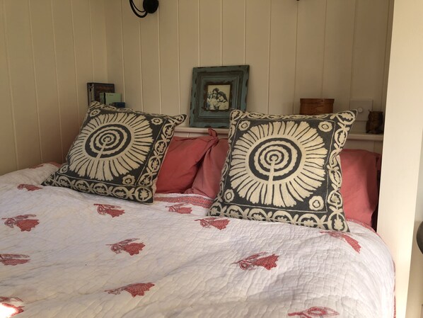 1 bedroom, bed sheets - Private Shepherd’s Hut (Chard)