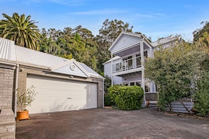 Exterior - Bliss by the Bay: Located along the beautiful Metung foreshore walks (Metung)