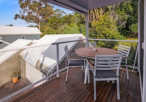 Outdoor dining - Bliss by the Bay: Located along the beautiful Metung foreshore walks (Metung)