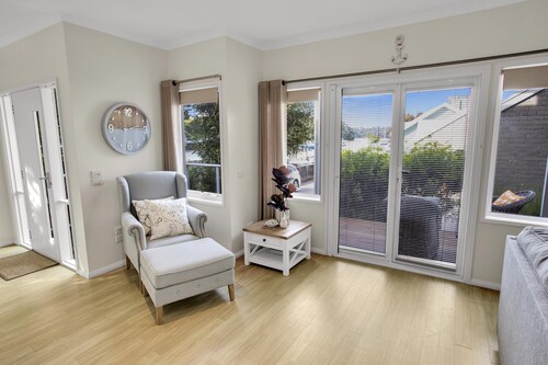 Bliss by the Bay - Located along the beautiful Metung foreshore walks