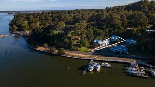 Bliss by the Bay: Located along the beautiful Metung foreshore walks