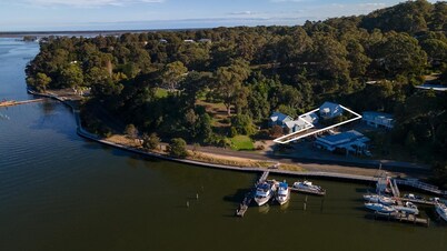 Bliss by the Bay: Located along the beautiful Metung foreshore walks