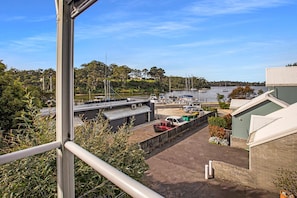 Property grounds - Bliss by the Bay: Located along the beautiful Metung foreshore walks (Metung)