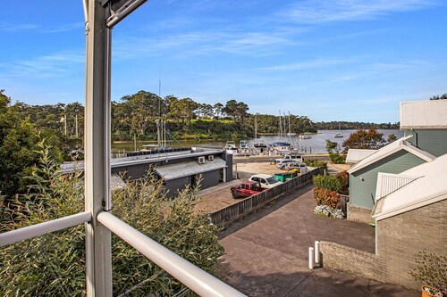 Bliss by the Bay: Located along the beautiful Metung foreshore walks