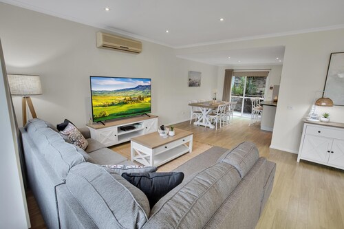 Bliss by the Bay: Located along the beautiful Metung foreshore walks