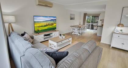Bliss by the Bay: Located along the beautiful Metung foreshore walks