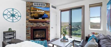 Een smart-tv, een open haard, tafelvoetbal en een tafeltennistafel