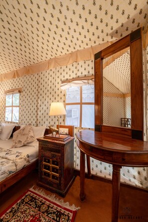 Tienda de campaña Deluxe | Escritorio, espacio para trabajar con laptop y cortinas blackout