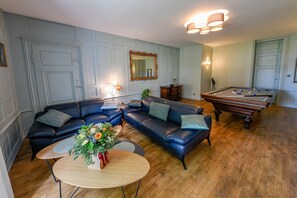 Télévision à écran plat de 120 cm avec chaînes numériques, télévision