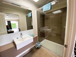 Executive-rum | Badrum | Dusch, regndusch, hårtork och handdukar