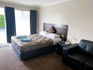 Executive Queen Room | Laptop workspace, iron/ironing board, free WiFi, bed sheets - Dalvue Motel (Terang)