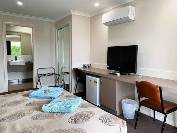 Executive Queen Room | Laptop workspace, iron/ironing board, free WiFi, bed sheets