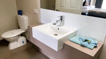 Executive Queen Room | Bathroom | Shower, rainfall showerhead, hair dryer, towels