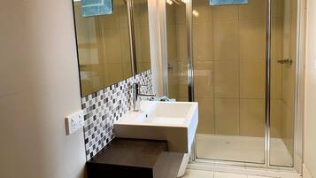Standard Twin Room | Bathroom