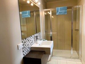 Standard Twin Room | Bathroom | Shower, rainfall showerhead, hair dryer, towels
