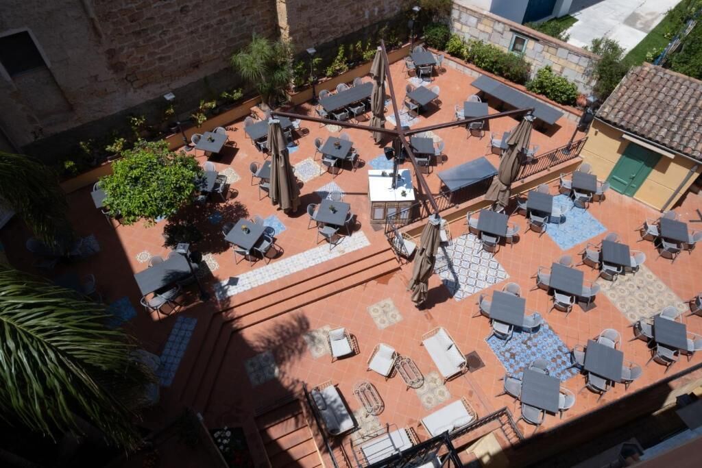 Petit déjeuner, déjeuner et dîner servis sur place, vue sur la mer