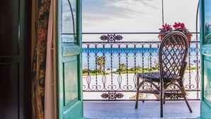 An open balcony with a view of the sea, a chair, and a potted plant. - Borgo di Ciàula (Santa Flavia)