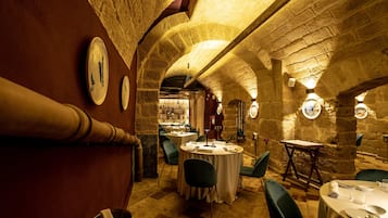 Aperto a colazione e pranzo, cucina mediterranea, con vista sul mare